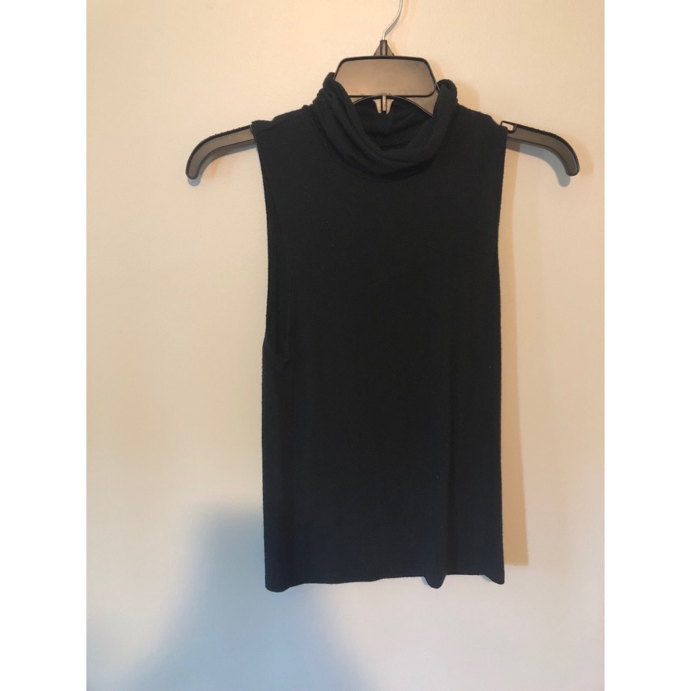 Sleeveless turtleneck top